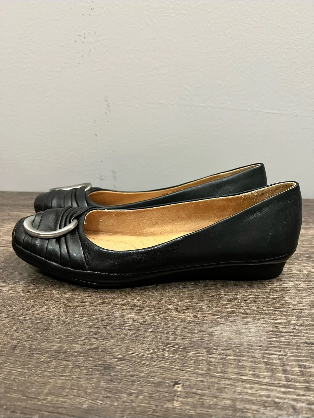 Naturalizer Black Leather Flats with Silver-Tone Loop Accent size 6.5 like new